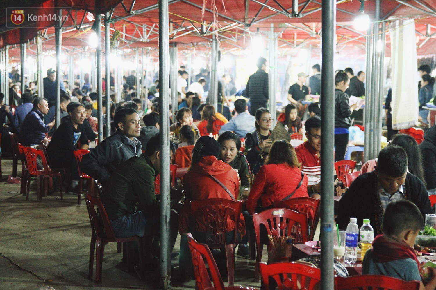 Chùm ảnh: Du khách thích thú tận hưởng khí lạnh ở thị trấn Sapa mờ sương vào dịp lễ 30/4